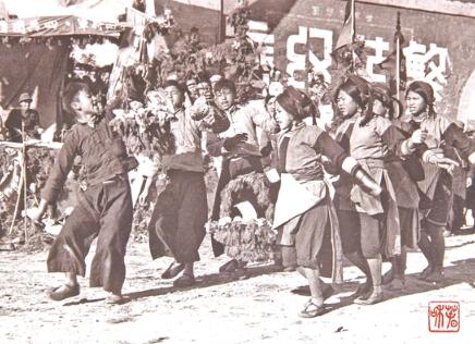 1950年2月20日人民解放军二野四兵团、西南服务团云南支队进驻昆明，沿途受到各族群众的热烈欢迎。.jpg